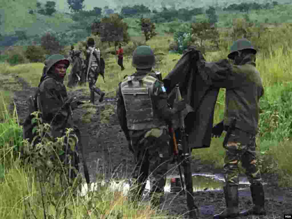 Wanajeshi wa DRC wapelekwa katika eneo lililoshambuliwa na waasi wa M23. Picha na mwandishi wa VOA Austere Malivika