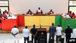 Les accusés se tiennent devant le juge alors que l'audience commence à l'intérieur du nouveau palais de justice de Conakry le 28 septembre 2022 lors de l'ouverture du procès pour le massacre de 156 personnes en septembre 2009