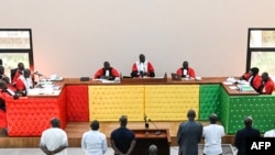 Les accusés se tiennent devant le juge alors que l'audience commence à l'intérieur du nouveau palais de justice de Conakry le 28 septembre 2022 lors de l'ouverture du procès pour le massacre de 156 personnes en septembre 2009