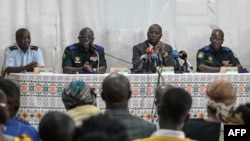 Une délégation officielle ivoirienne est arrivée jeudi à Bamako pour mener des discussions sur les 46 soldats ivoiriens détenus au Mali depuis juillet, dont les chefs d'Etat ouest-africains ont exigé la libération avant le 1er janvier