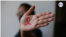 Una persona portadora de VIH muestra un lazo rojo en su mano, el cual es un símbolo internacional ideado para mostrar apoyo a la lucha contra el SIDA y solidaridad con las víctimas de la enfermedad.