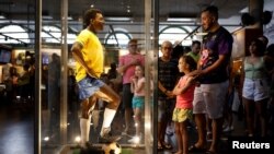 Patung lilin legenda sepak bola Brazil Pele dipajang di Pele Museum saat orang-orang berduka atas kematiannya, di kota Santos, Brazil (30/12).