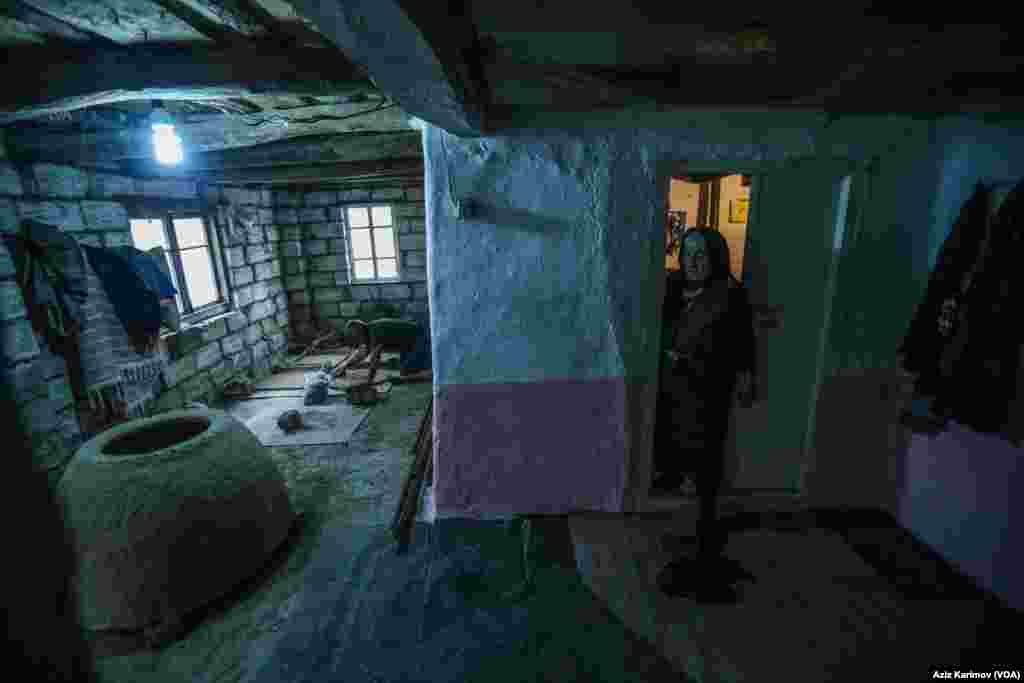 Kənddə olan sosial problemlər və işsizlik Mədinə nənəni təndir hazırlamağa məcbur edir. Yavaş-yavaş təndir hazırlayıb, satmaqla məşğul olur. Mədinə nənənin təndiri Rusiya, Ukrayna, Moldova və s kimi ölkələrə kimi gedib çıxır. Devalvasiyadan öncə Mədinə nənənin hazırladığı təndirin qiyməti 70-90 manat arası dəyişirdi. Devalivasiyadan sonra 100-150 manat arası oldu.&nbsp;(22 iyul, 2022)