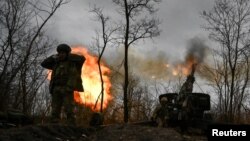 5일 우크라이나 자포리자의 전선에서 우크라이나 군인들이 러시아 탱크를 향해 곡사포를 발사하고 있다.