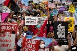 រូបឯកសារ៖ ពលរដ្ឋកាន់បដាស្រែកទាមទារ ក្នុអំឡុងហែរក្បួនអបអរសាទរទិវាសិទ្ធិមនុស្សអន្តរជាតិ នៅក្បែរវិមានប្រធានាធិបតីក្នុងទីក្រុងម៉ានីល ប្រទេសហ្វីលីពីន កាលពីថ្ងៃទី ១០ ខែធ្នូ ឆ្នាំ ២០២២។