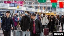 추수감사절 연휴를 앞둔 지난 21일 미국 시카고 오헤어 국제공항이 여행객들로 붐비고 있다. (자료사진)