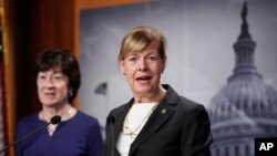 태미 볼드윈 미 상원의원(사진 오른쪽)이 29일 자신이 공동발의한 '결혼존중법안'이 상원을 통과한 후 의사당에서 기자회견을 하고 있다. 