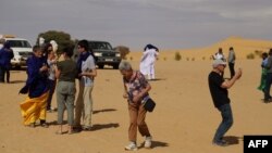 Des touristes prennent des photographies au Festival de l'Aïr, au Niger, le 2 décembre 2022.