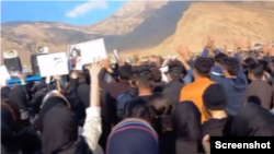 حاضران در مراسم چهلم کیان پیرفلک در ایذه شعارهای ضدحکومتی دادند