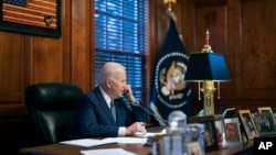 រូបឯកសារ៖ នៅ​ក្នុង​រូបភាព​ដែល​ត្រូវ​បាន​ផ្ដល់​ឱ្យ​ដោយ​សេតវិមាន​នេះ​បង្ហាញ​ពី​ប្រធានាធិបតី​សហរដ្ឋ​អាមេរិក​លោក Joe Biden និយាយ​ទូរសព្ទ​ជាមួយ​នឹង​ប្រធានាធិបតី​រុស្ស៊ី​លោក Vladimir Putin នៅ​ទីក្រុង Wilmington រដ្ឋ Delware សហរដ្ឋ​អាមេរិក ថ្ងៃទី ៣០ ខែធ្នូ ឆ្នាំ២០២១។