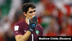 Yassine Bounou dari Maroko merayakan kemenangan adu penalti saat Maroko maju ke perempat final. (Foto: REUTERS/Matthew Childs)