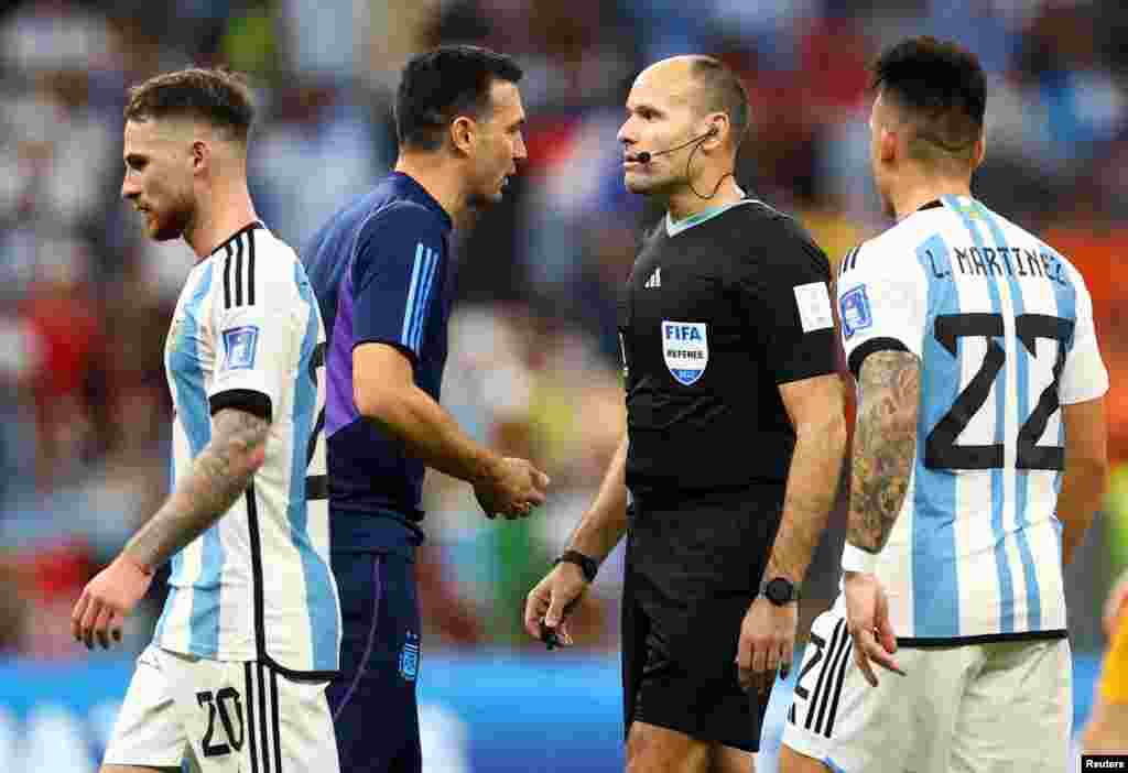Coach ya Argentine Lionel Scaloni azali kosolola na mobeti piololo Antonio Miguel Mateu na match ya 1/4 ya finale ya Mondial Qatar 2022 na stade Lusail, Doha, 9 décembre 2022.&nbsp;REUTERS/Carl Recine