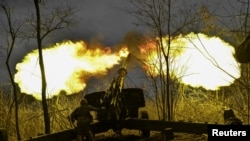 乌克兰军人在扎波罗热州前沿阵地向俄军发射 2A65 Msta-B榴弹炮。（2023年1月5日）