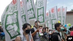 台湾九合一选举将于22月26日投票。候选者的后援队周日（22月20日）打着标语和旗帜在台北造势。