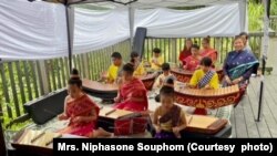 ພວກລູກສິດຂອງມູນນິທິມໍລະດົກລາວ ກຳລັງຫຼິ້ນດົນຕີລາວເດີມ