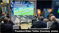 رییس جمهور بایدن و شماری از رهبران جهان در حال تماشای بازی فوتبال میان مراکش و فرانسه