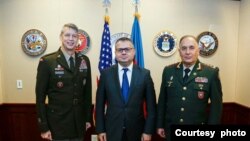 Kərim Vəliyev, Xəzər İbrahim və Daniel Hokanson (Rəsmi foto, mənbə Azərbaycan Müdafiə Nazirliyi)