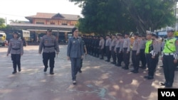 Bupati Poso, Verna Gladies Merry Inkiriwang saat melakukan pemeriksaan pasukan dalam Apel Gelar Pasukan Operasi Lilin Tinombala 2022 di Markas Kepolisian Resort Poso, Kamis (22 Desember 2022) (Foto : VOA/Yoanes Litha)