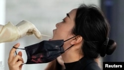 一名上海女子在接受新冠核酸检测。（2022年12月7日）