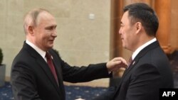 "Xorijiy vakil" degan tamg'alar, fuqaro jamiyati vakillariga ko'ra, Qirg'izistonni erkin dunyoga emas, Rossiya singari yakkahokimlikka asoslangan, repressiv tuzumga aylantiradi. 