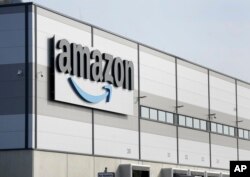 Logo perusahaan 'amazon' terlihat di fasad gedung perusahaan di Schoenefeld dekat Berlin, Jerman, Jumat, 18 Maret 2022. (Foto: AP/Michael Sohn)