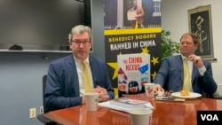 《中国节点-中共暴政内部及周边三十年》作者及英国人权组织“香港监察”创办人本尼迪克·罗杰斯(左）在智库2049项目研究所的新书发表会中回答美国之音问题。（2022年 11月30日，美国之音锺辰芳拍摄）