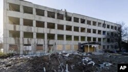 محل اصابت موشک روسیه در مقابل مدرسه فنی در شرق اوکراین. ۹ ژانویه.