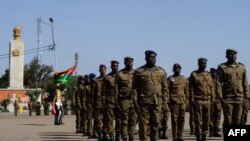 Pasukan tentara Burkina Faso tiba di upacara peringatan berdirinya pasukan bersenjata negara tersebut di Ouagadougou pada 1 November 2022. (Foto: AFP/Martin Demay)