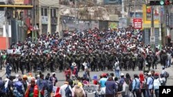 페루 남부 도시 아레키파에서 14일 페드로 카스티요 전 대통령 탄핵에 반대하는 시위대가 진압경찰과 대치하고 있다. (자료사진)