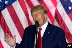 Mantan Presiden Donald Trump mengumumkan pencalonan ketiga sebagai presiden saat dia berbicara di Mar-a-Lago di Palm Beach, Florida, 15 November 2022. (Foto: AP)