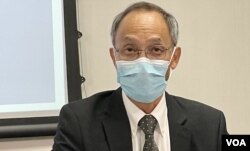 香港民意研究所行政总裁钟庭耀表示，要解决中国国内疫症感染数字的方法很简单，只需要重新定义何谓感染就可以 (美国之音/汤惠芸)