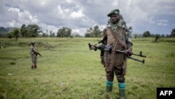 Officiellement, l'armée respecte un cessez-le-feu face au M23, mais selon de nombreux témoignages, les FARDC appuient militairement des miliciens.