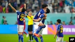 Sejumlah pemain timnas Jepang merayakan kemenangan mereka terhadap Spanyol dalam pertandingan terakhir Grup E Piala Dunia 2022 Stadion Internasional Khalifa di Doha, Qatar, pada 1 Desember 2022. (Foto: AP/Julio Cortez)