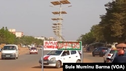 Yadda Wasu Suka Bata Allunan Sabon Titin Shugaba Buhari Da Jan Fenti a Birnin Yamai Na Jamhuriyar Nijar