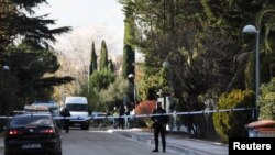 2일 수상한 소포가 발견된 스페인 마드리드의 우크라이나 대사관 주변을 경찰이 통제하고 있다.