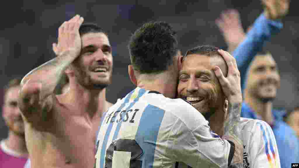 Attaquant ya Argetine #10 Lionel Messi (C) na baninga baye ba ekipi bazali kosepela nsima na koleka na 1/4 na kolonga Australie 2-1 na Mondial Qatar 2022 na stade Ahmad Bin Ali, Al-Rayyan, Doha. 3 décembre 2022. (Photo by JUAN MABROMATA / AFP)