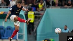 Kylian Mbappe dari Prancis menembak bola selama pertandingan sepak bola grup D Piala Dunia antara Prancis dan Denmark, di Stadion 974 di Doha, Qatar, Sabtu. (Foto: AP)