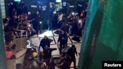 Ratusan orang memaksa masuk ke gedung Akademi Brixton, London, Inggris untuk menonton konser bintang Afrobeats Nigeria Asake, 15 Desember 2022. (Twitter/@ellaleox/via REUTERS)