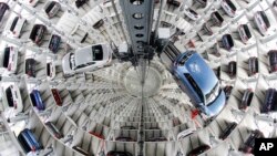 Voitures Volkswagen présentées dans une tour de livraison lors de la conférence presse annuelle de la société à Wolfburg, en Allemagne, le 28 avril 2016.