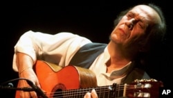 Gitaris Spanyol Paco de Lucia saat tampil di panggung Stravinski Hall dalam Montreux Jazz Festival ke- 35th di Montreux, Swiss (Foto: dok).