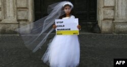 İranda şəriət qanunları ən erkən yaşlarda nikaha icazə verir.