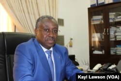 Guy Madjé Lorenzo, ministre togolais de la Communication, à Lomé, le 19 avril 2018. (VOA/Kayi Lawson)