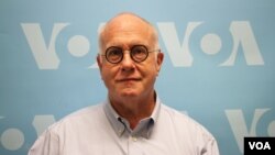 Mike Godwin, an American lawyer working on Internet freedom and Internet laws, gave an interview to VOA Khmer in Washington D.C. on September 21, 2017. (Say Mony/VOA Khmer) 