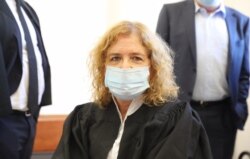 Liat Ben Ari, penggugat dalam persidangan terhadap Perdana Menteri Benjamin Netanyahu, menjelang sidang kasus di Pengadilan Distrik di Yerusalem, 19 Juli 2020. (FOto: dok).