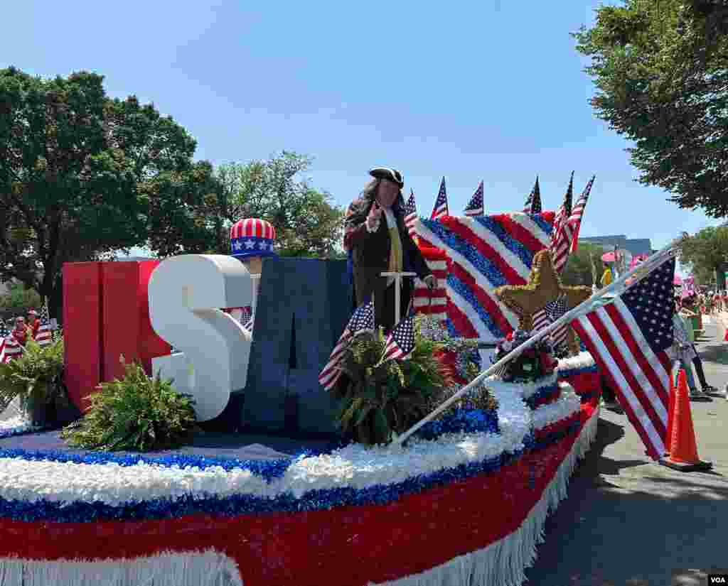 参加首都华盛顿独立日庆祝游行的花车。(2025年7月4日)