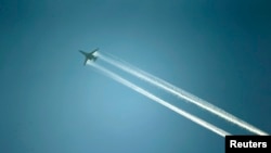 Pesawat tempur koalisi pimpinan AS terbang di atas Kobani, Suriah (15/10).