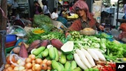 រូបឯកសារ៖ អ្នក​លក់​បន្លែ​ស្រស់​នៅ​ផ្សារកណ្តាល​ក្នុង​រាជធានីភ្នំពេញ។