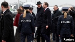 美国副总统万斯抵达慕尼黑，在即将登场的慕尼黑安全会议，万斯与美国国务卿卢比奥都将出席，并与乌克兰总统泽连斯基举行场边会谈。(路透社：2025年2月14日)