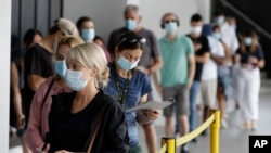 Warga antre untuk melakukan tes COVID-19 di Sydney, Australia (foto: ilustrasi). Hasil survei mendapati lebih dari tiga perempat responden Australia menyatakan ketidakpercayaan terhadap pemerintah China.