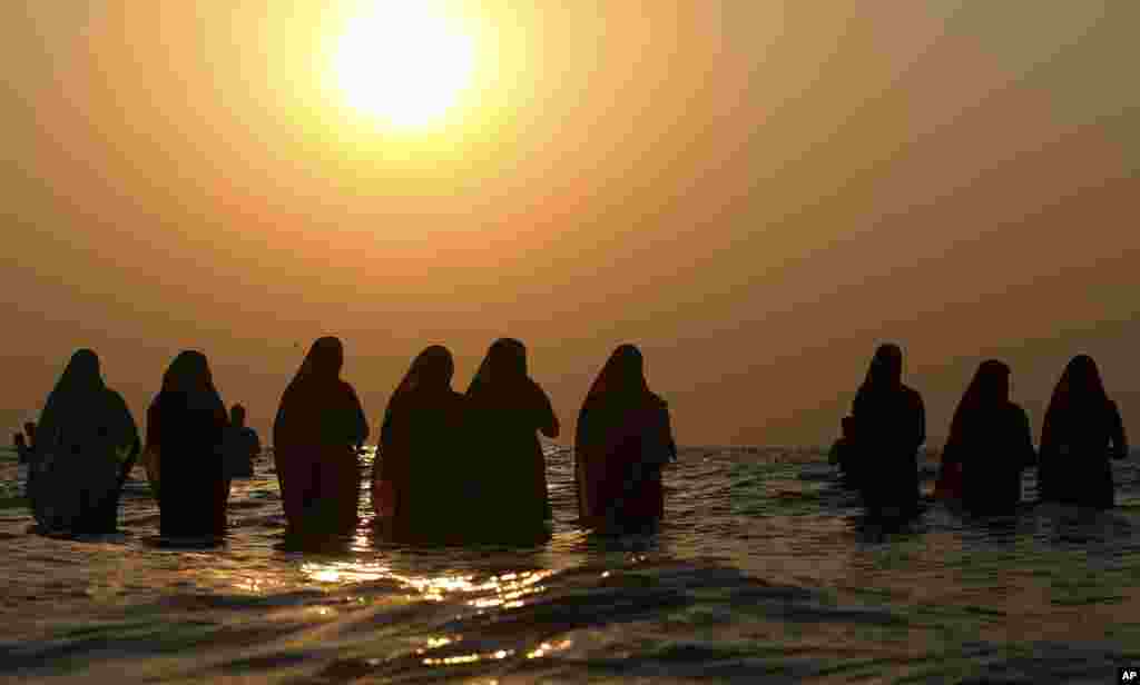 សាសនិក​ហិណ្ឌូ​ថ្វាយ​ទឹក​ស័ក្ដិសិទ្ធ​នៅ​សមុទ្រអារ៉ាប់​ពេល​ព្រះអាទិត្យ​លិច​ក្នុង​ពិធី​បុណ្យ​ Chhath Puja ក្នុង​ទីក្រុង​ Mumbai ក្នុង​ប្រទេស​ឥណ្ឌា។